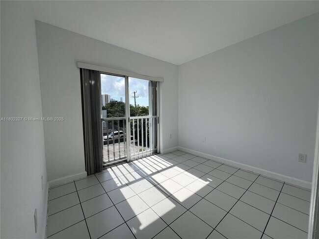 Building Photo - 717 SW 11th Ave