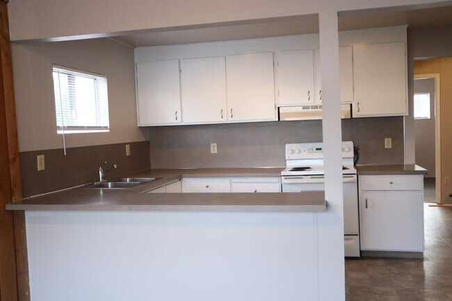 Building Photo - Cozy Single-Family Home for Lease in Brush...