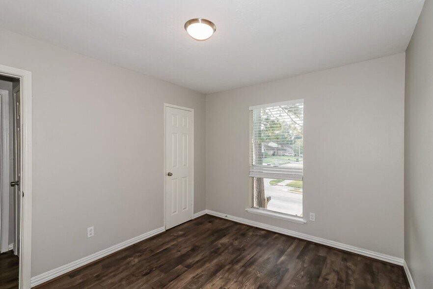 Building Photo - 11955 Drummond Park Dr