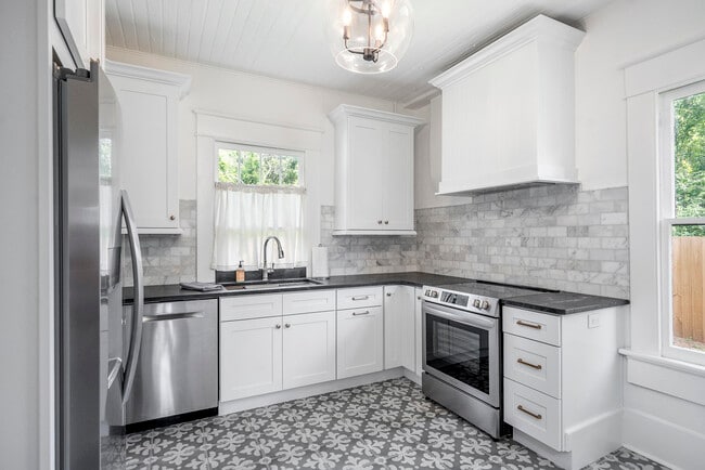 Building Photo - 227 Kershaw St NE