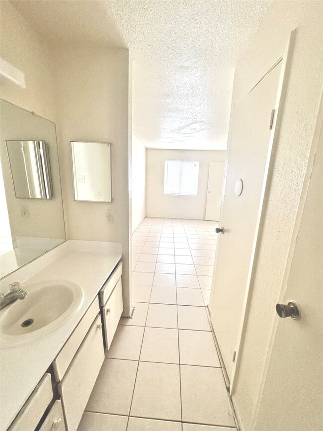 Building Photo - 717 Richcrest Dr