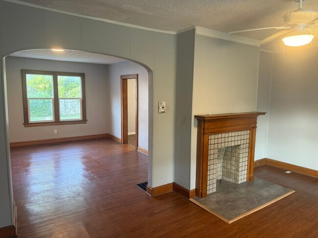 Building Photo - 806 E Deshler Ave