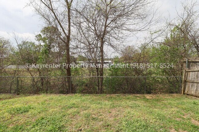 Building Photo - 1307 N Willow Dr