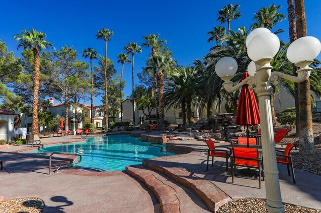 Building Photo - Beautifully Updated 2 Bed and 2 Bath Hende...