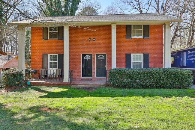 Building Photo - Newly Renovated Duplex