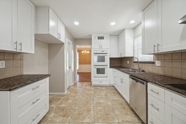 Building Photo - 5019 Oak Shadows Dr