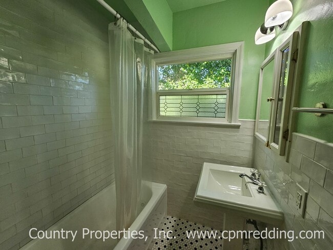 Building Photo - Downtown 3-Bedroom with Old World Charm and Modern Amenities!