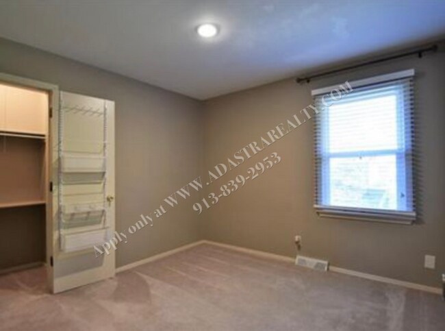 Building Photo - Adorable 3 Bed 2.5 Bath Duplex in Olathe-Available in JULY!!