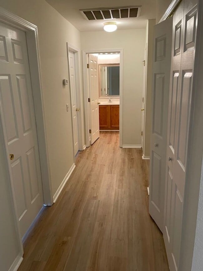 Building Photo - Four Bedroom Town Home with Two Car Garage in University Park-Renovated!