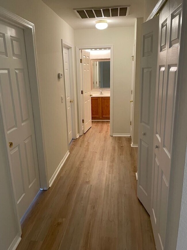 Building Photo - Four Bedroom Town Home with Two Car Garage in University Park-Renovated! Free First Month For Qua...