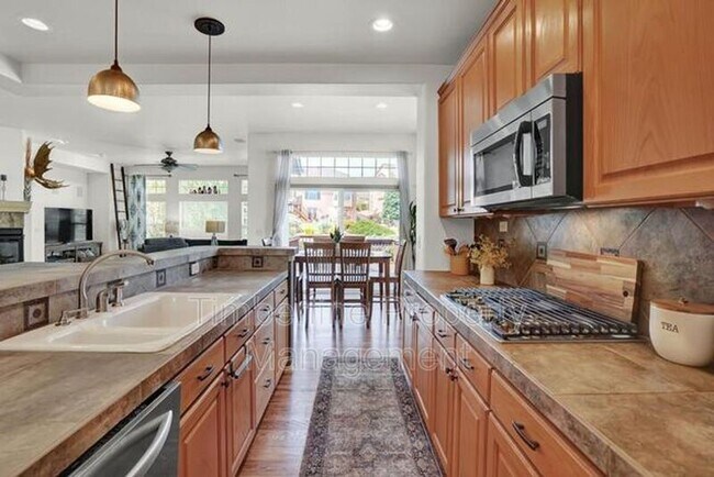 Building Photo - 2030 Silver Creek Dr