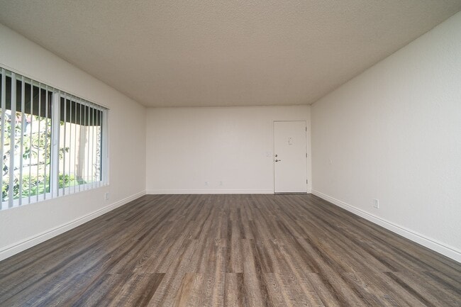 Building Photo - 1440 Oak Dr
