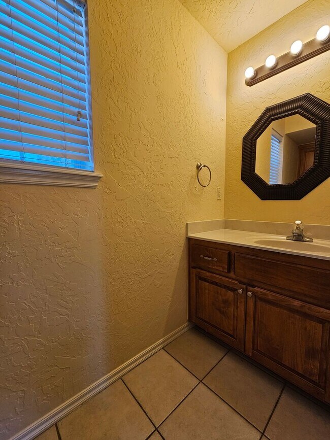 Building Photo - 867 Rambling Oaks Dr