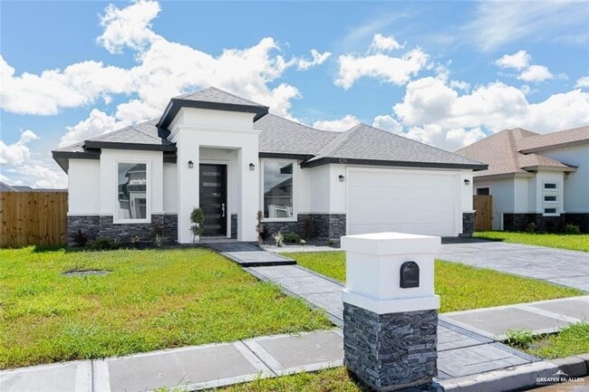 Building Photo - 16 Country Club Dr