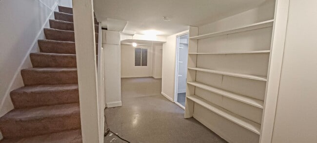 Building Photo - Sunlit 2 Bed 1 Bath, 3 Level Townhome in S...