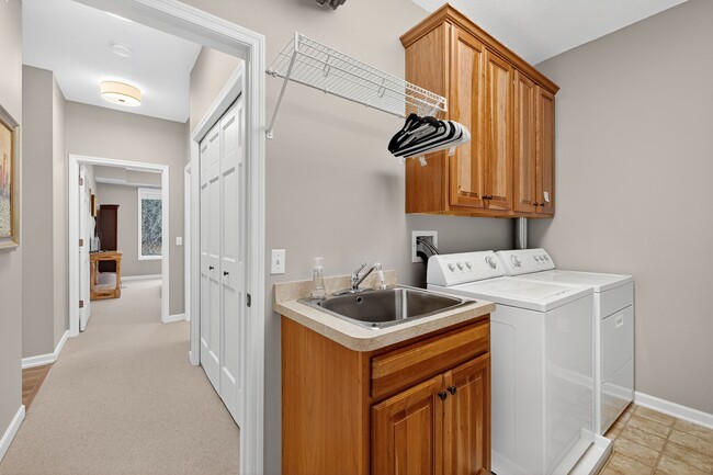 Building Photo - 5250 Grandview Square