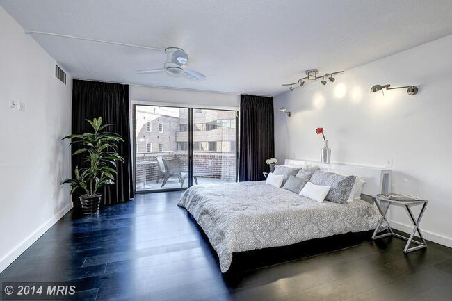 Building Photo - Contemporary 2 Bed 2.5 Bath Condo in Georg...