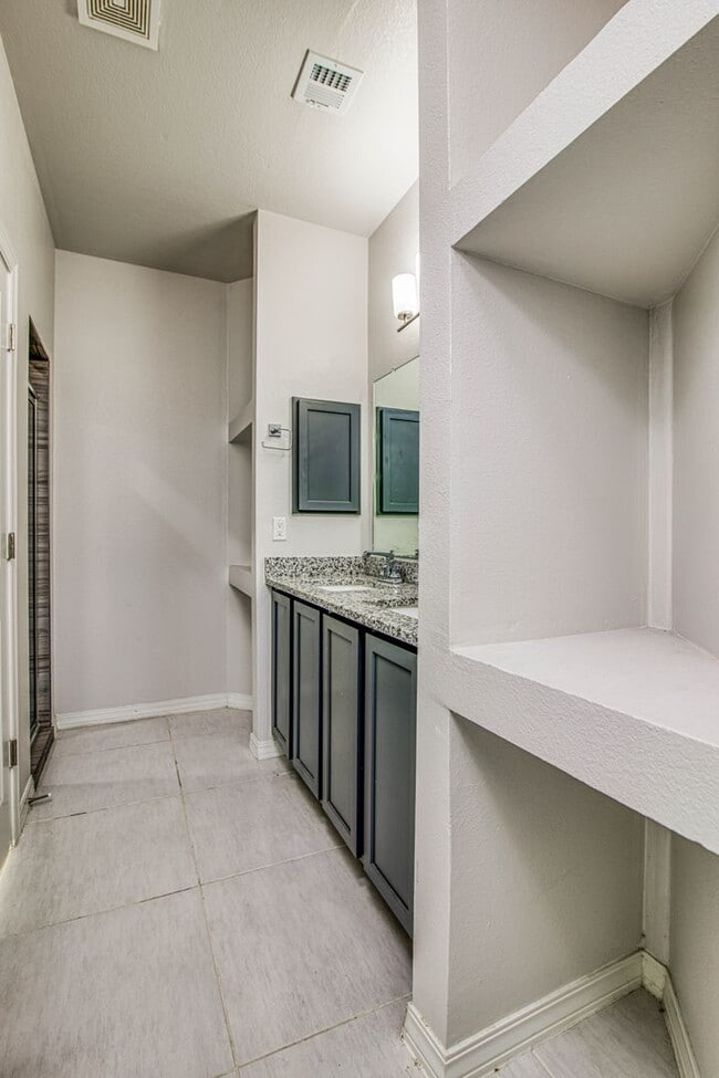 Building Photo - Beautiful  House 3 beds/3 baths. This Prop...