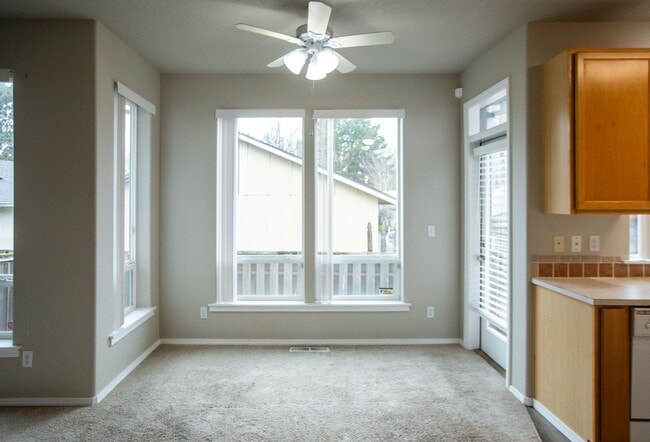 Building Photo - 3 Bedroom Town Home Close to Nike Available !
