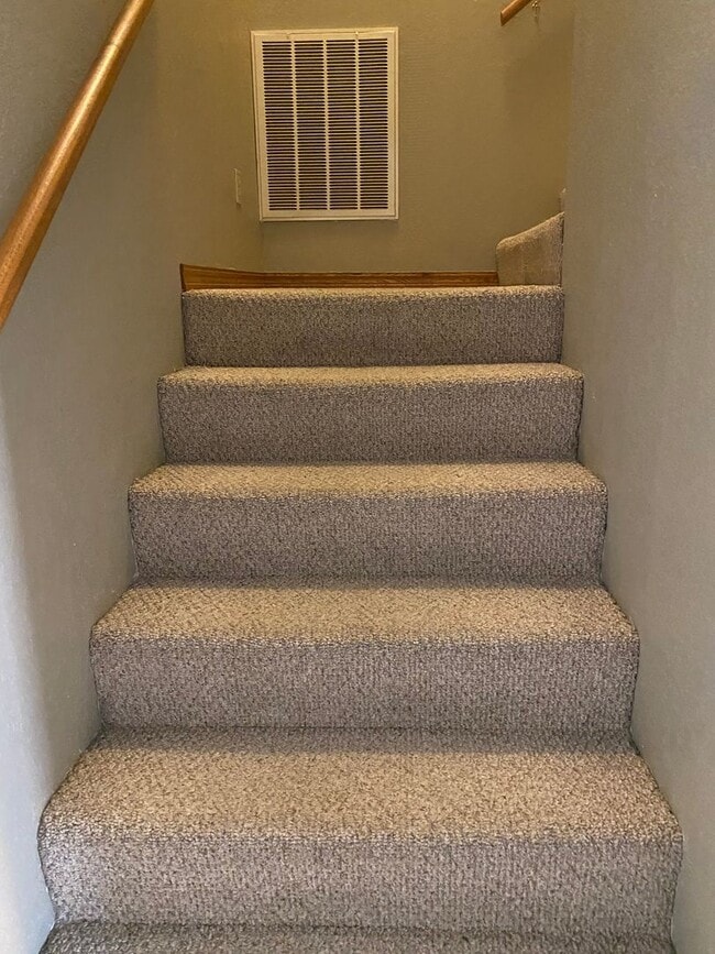 Building Photo - Great 2 bedroom 1.5 bathroom  Duplex