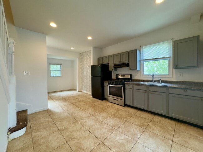 Building Photo - Charming 4 Bedroom/2 Bathroom in Asbury Av...