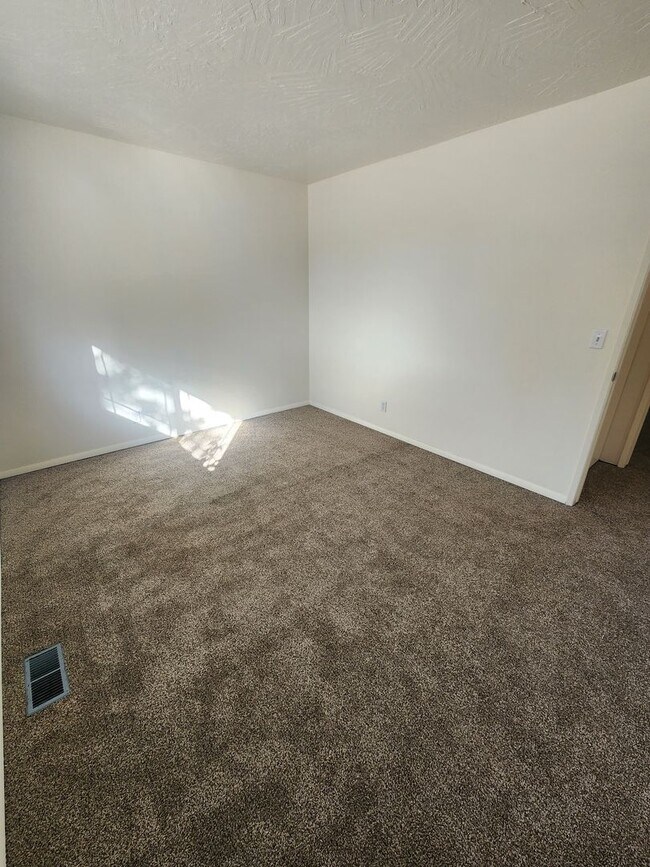 Building Photo - SINGLE FAMILY HOME ON HILLCREST (APP#72)