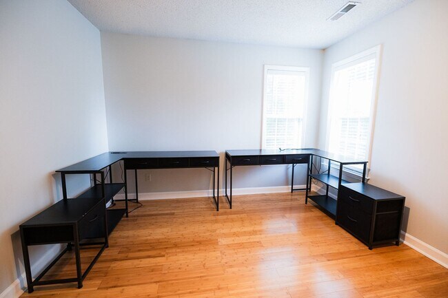 Building Photo - Spacious beautiful 5 bedroom 2.5 bath home...
