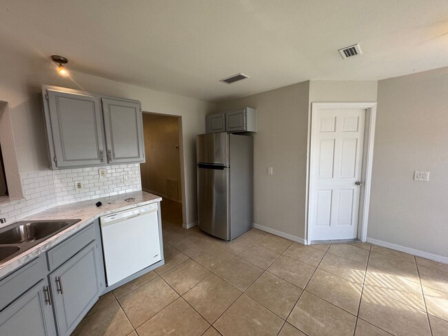 Building Photo - Spacious 3/2 Home with Screened Patio and Large Yard *Lawn Care Included!*