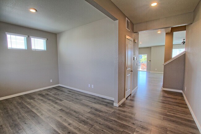 Building Photo - 6 bed 4 bath 3 car garage Crystal Valley Ranch house
