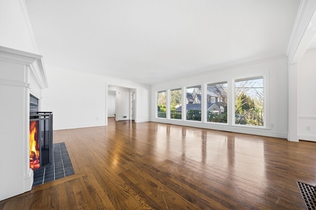 Building Photo - Three bedroom and Two Bathroom home in Portland Heights! Gourmet Kitchen and incredible natural L...