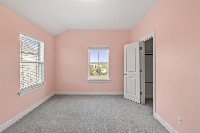 Building Photo - 138 Fern Dr