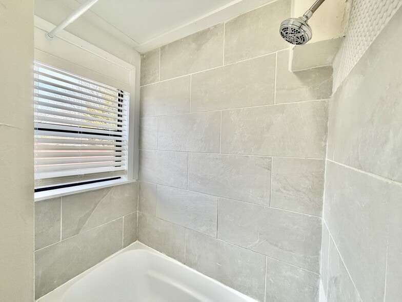 Building Photo - 425 S Jackson St