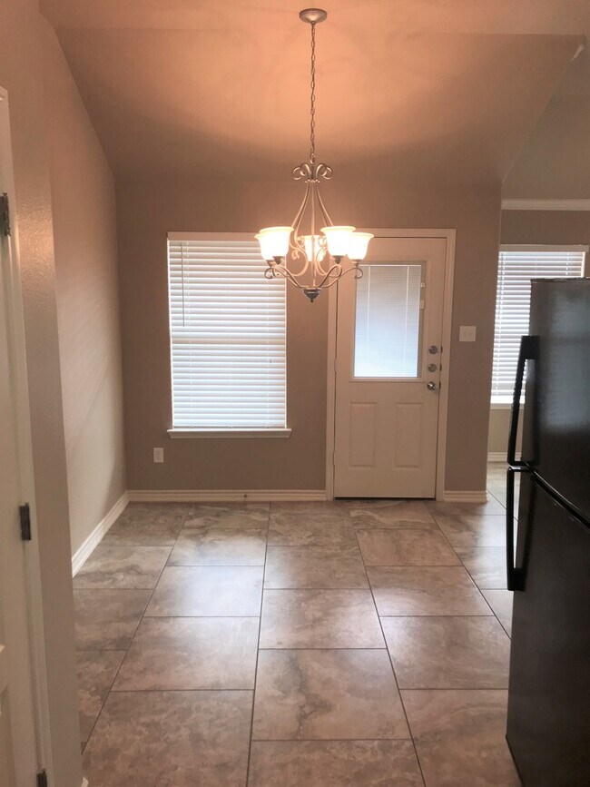 Building Photo - Beautiful 3 Bedroom, 2 Bath Duplex Near Cl...