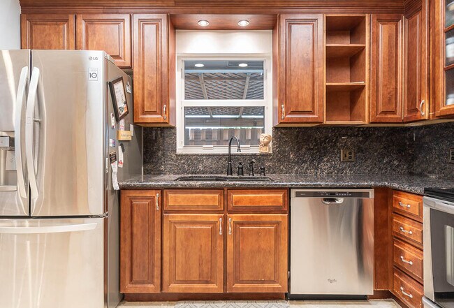 Building Photo - 5290 Pine Tree Dr