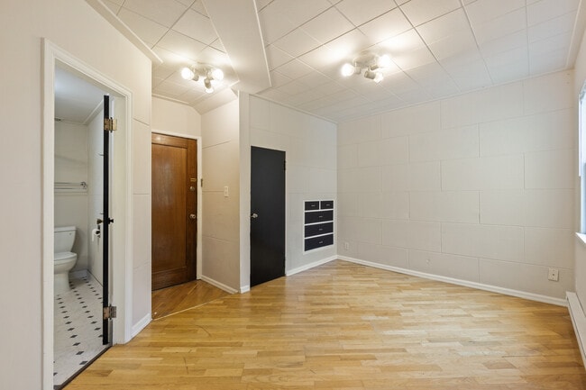 Building Photo - 409 N Yakima Ave