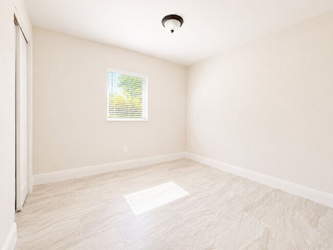Building Photo - Newly Renovated 3/1 Single Family Home with Bonus room