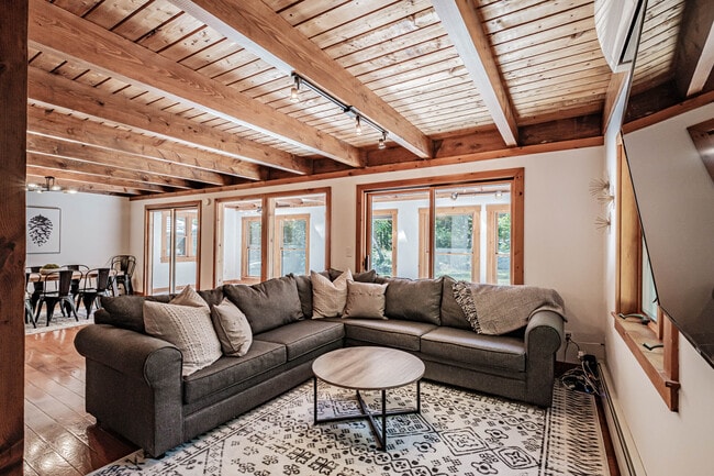 Living - 25 Johnson Rd