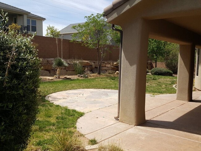 Building Photo - This Gorgeous Home is in the Tonaquint Ter...