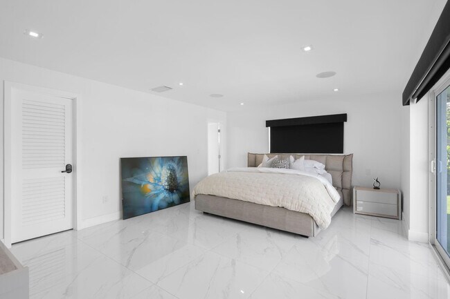 Building Photo - 2813 NE 29th St