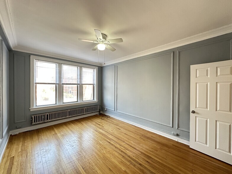 Building Photo - 1415 W Estes Ave