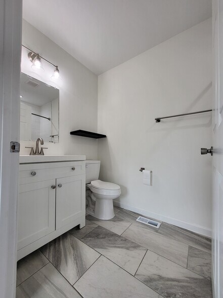 Master bathroom - 1512A Sweetbriar Ave