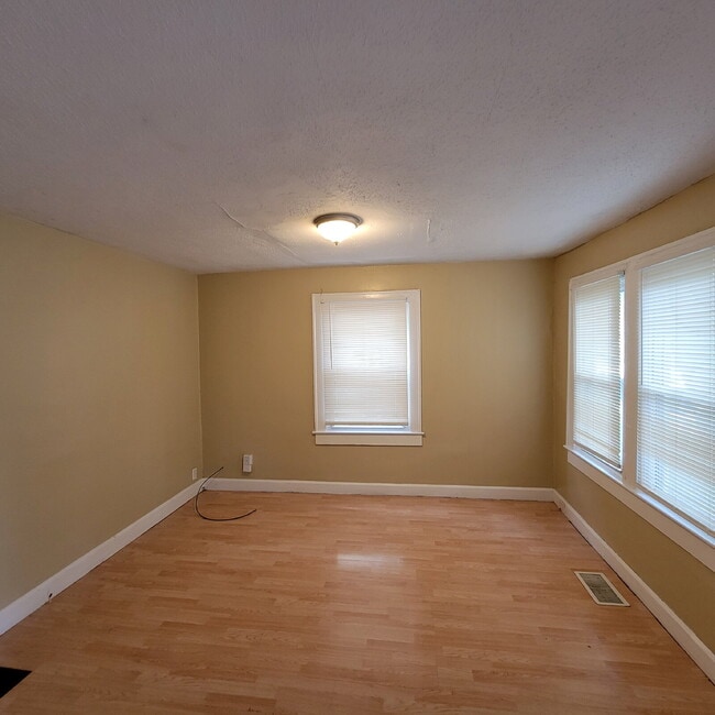 Building Photo - Eastside 3 Bedroom Home