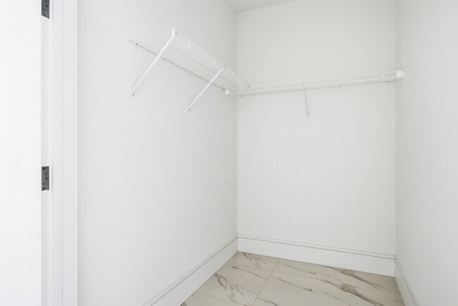 Building Photo - 220 Lake Shore Dr