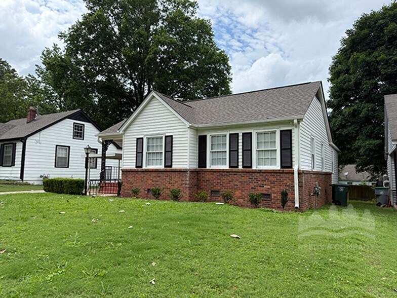 Building Photo - Your Perfect Home: Renovated 3 Bed, 1 Bath!