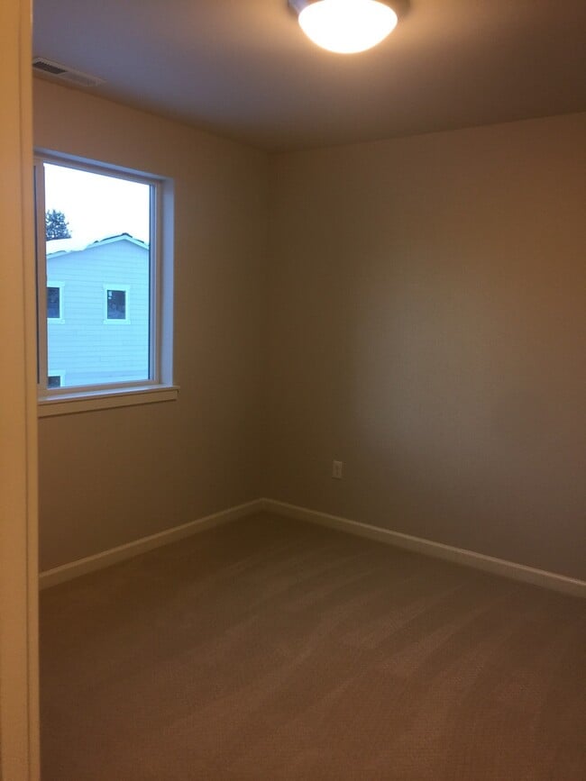 Building Photo - SE New Townhouse, 3 Bedrooms, 2 1/2 Baths,...