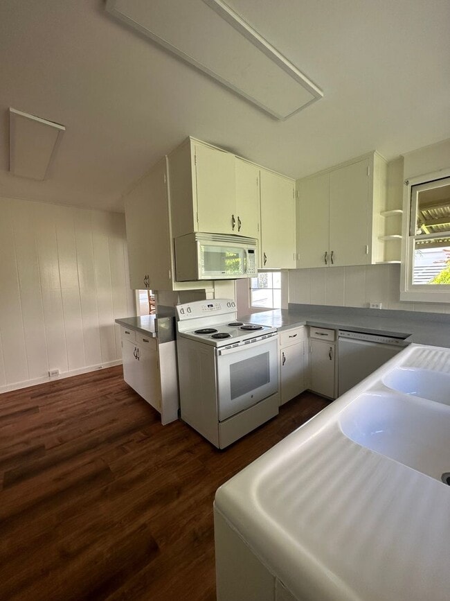 Building Photo - Spacious 2 bedrooms, 1 bath with parking
