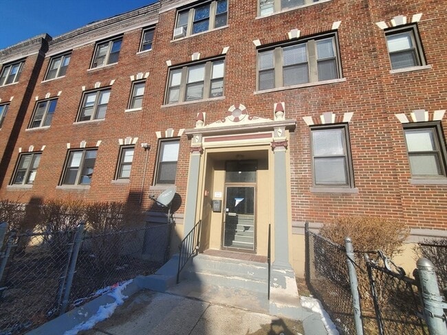 Building Photo - 10 Abbotsford St