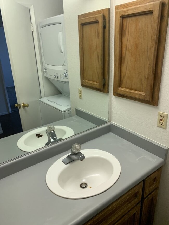 Building Photo - Spacious 2 story 4 bed. 2 bath condo