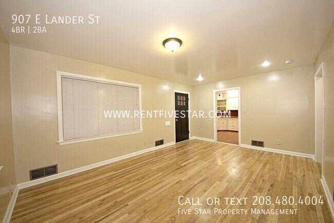 Building Photo - Home Available in University Area! This 4 ...