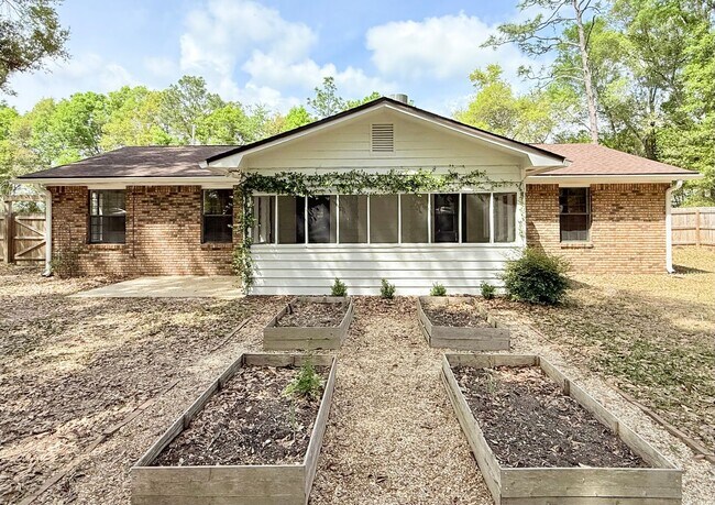 Building Photo - Spacious 3-Bed/2-Bath With Large Backyard